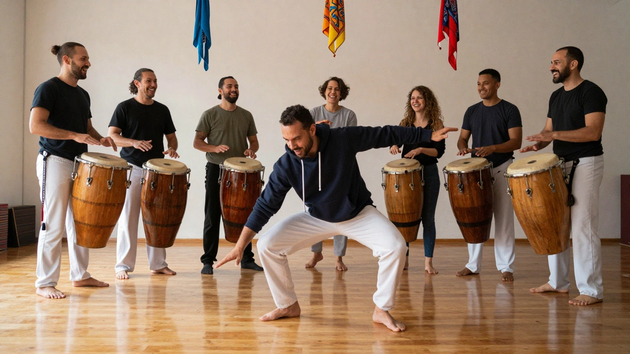 Взрослые люди занимаются капоэйрой в расслабленной, музыкальной атмосфере.